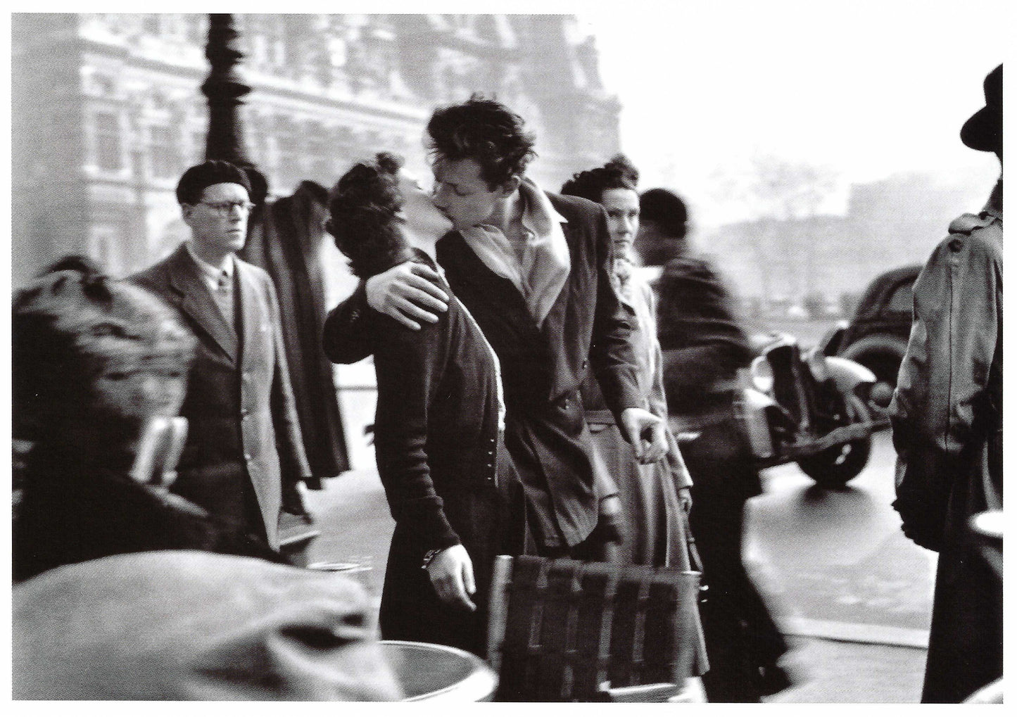 Robert Doisneau - The Kiss in front of the Hotel de Ville in Paris - B & W Postcard