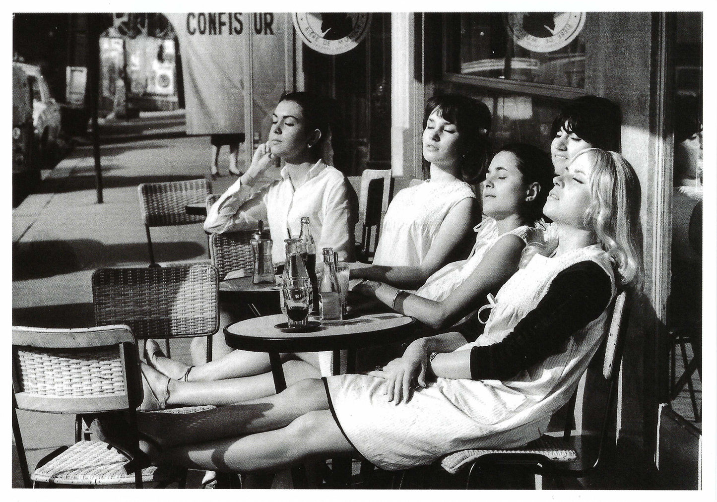 Black and white postcard featuring Robert Doisneau’s Hairdressers Sunbathe street photo—vintage Paris scene published by Éditions du Désastre, perfect for collectors and Postcrossing