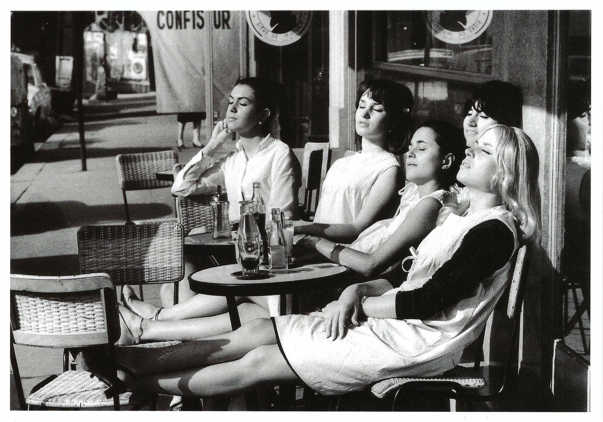 Black and white postcard featuring Robert Doisneau’s Hairdressers Sunbathe street photo—vintage Paris scene published by Éditions du Désastre, perfect for collectors and Postcrossing